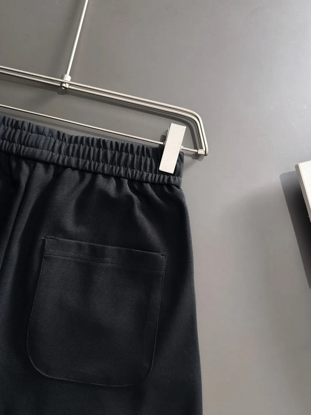 🅿️330 shipped next day P High-quality Stone Island/Stone Island 2025 spring and summer new high-definition elastic band casual solid color loose shorts, made with machines imported from Italy, two-needle seams at the hem of the trousers, fine and firm stitching, counter-customized fabrics with high breathability and comfort, impeccable details, brand element design concept, reflecting high quality. It feels delicate and soft! It presents a casual cut and the upper body shape is great! Size: S-XXL